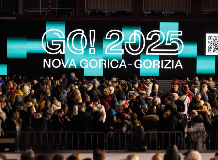 Pred svetlobnim znakom GO! 2025 Nova Gorica - Gorica množica ljudi